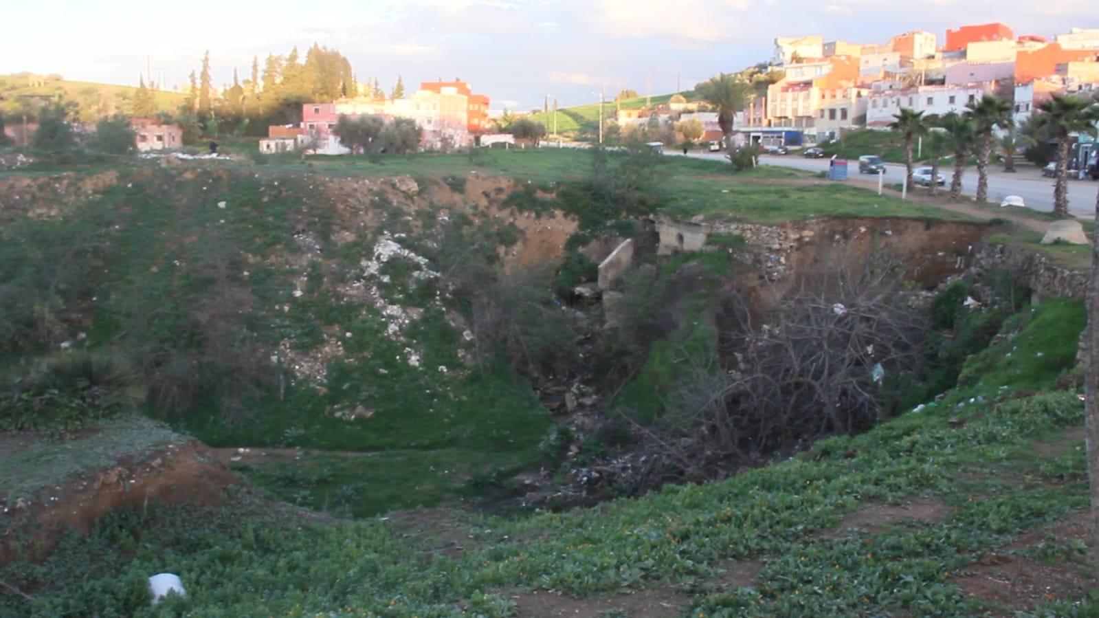 ساكنة الخميسات طلع ليهم الدم من الروائح الكريهة فالدخلة ديال المدينة والمنتخبين ممسوقينش تيبانو غير فالانتخابات