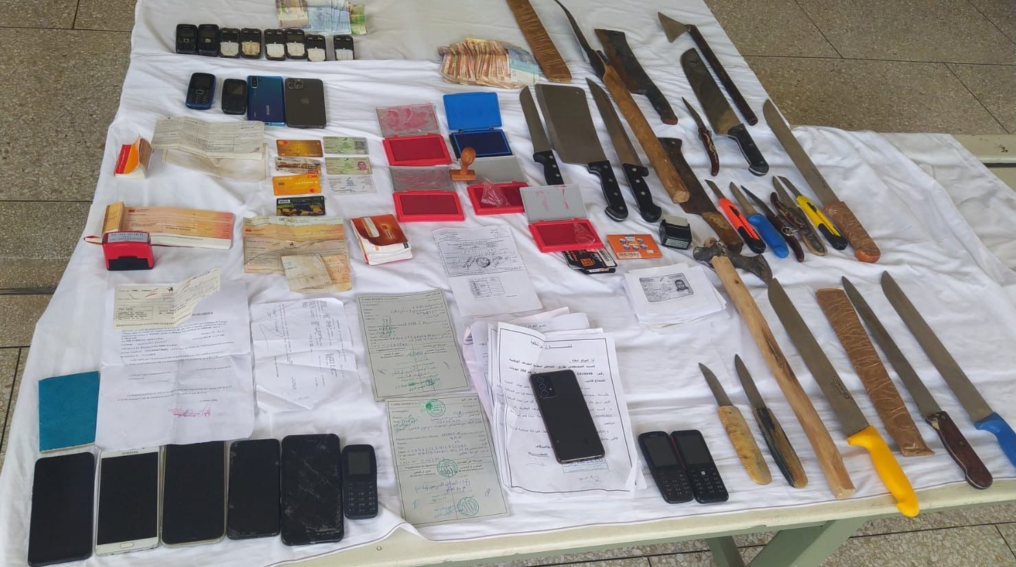 أمن فاس يضرب بقوة بإيقافه لنشاط سبعة أشخاص يشتبه تورطهم في أعمال الإبتزاز والتهديد بارتكاب جنايات وجنح ضد الأشخاص والممتلكات