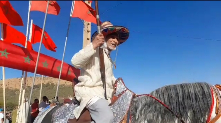 حوالي 100سنة في عمره ولازال  يمتطي الحصان…. ضيف rfm24  الحاج محمد البوهالي