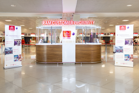 الخطوط الملكية المغربية ومجموعة “البريد بنك” يطلقان خدمة رقمية جديدة لفائدة المسافرين