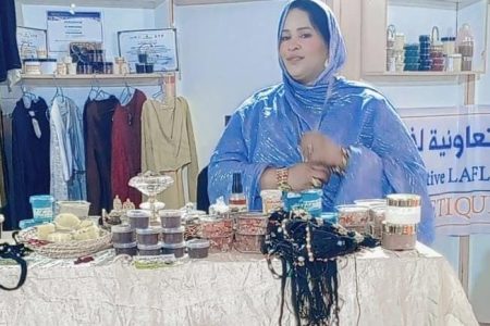 تعاونية شعاع الحناء والإبداع تجسد التراث الصحراوي في معرض أكلو للصناعة التقليدية