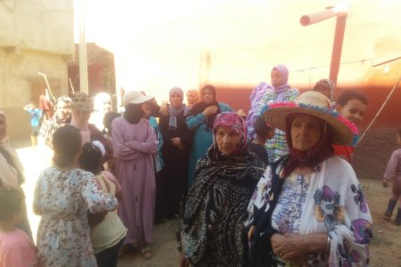 ساكنة حي الأمل بقرية المعازيز إقليم الخميسات تطالب  السلطات الإقليمية بتدخل عاجل لرفع الضرر البيئي بسبب غياب شبكة الصرف الصحي