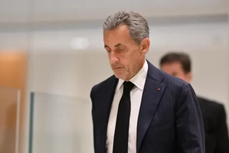 ساركوزي يدخل السجن في سابقة تاريخية بفرنسا