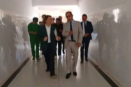 السفير المالطي يزور مستشفى تيفلت ويشيد بنجاح الحملة الطبية لإزالة “الجلالة”