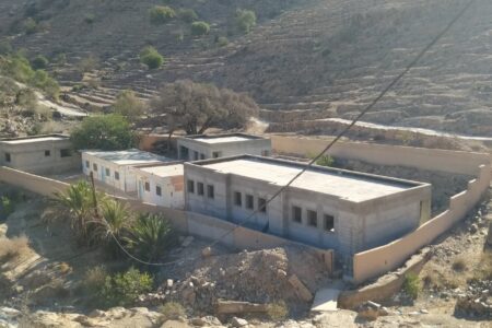 مدرسة أفاوزور بتيغمي إقليم تزنيت  : أشغال متوقفة منذ أكثر من أربع سنوات ومعاناة التلاميذ والساكنة