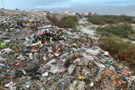فضيحة بيئية تهز واد أمليل: مطرح نفايات داخل الوادي يهدد الصحة والبيئة