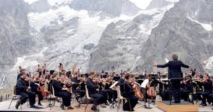 مهرجان قمم الجبال في دورته الثامنة عشرة بتاونات: احتفاء بخمسينية المسيرة الخضراء وتكريس لقيم الانتماء والوحدة الوطنية