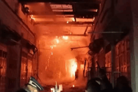 حريق مهول بقبة السوق بتازة العليا: ألسنة اللهب تلتهم محلات وتستنفر السلطات في الساعات الأولى من الفجر