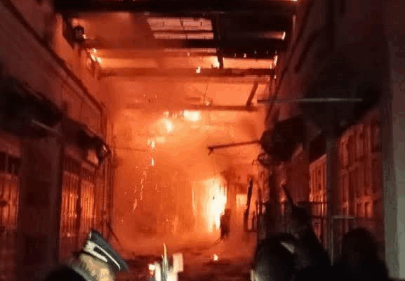 حريق مهول بقبة السوق بتازة العليا: ألسنة اللهب تلتهم محلات وتستنفر السلطات في الساعات الأولى من الفجر