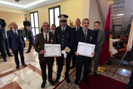 عامل إقليم تاونات يترأس مراسيم تحية العلم ويشرف على توشيح موظفين بوسامين ملكيين