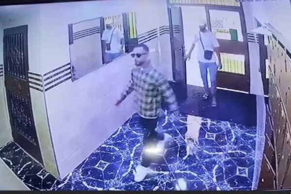 عصابة إجرامية تقتحم منزلاً بحي الزموري 3 بطنجة… والجريدة تتوفر على شريط فيديو يوثق الواقعة