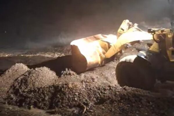 سباق مع الزمن لفك العزلة: جرافات التجهيز والنقل تعيد الحياة للطريق الوطنية رقم 8 بالحسيمة