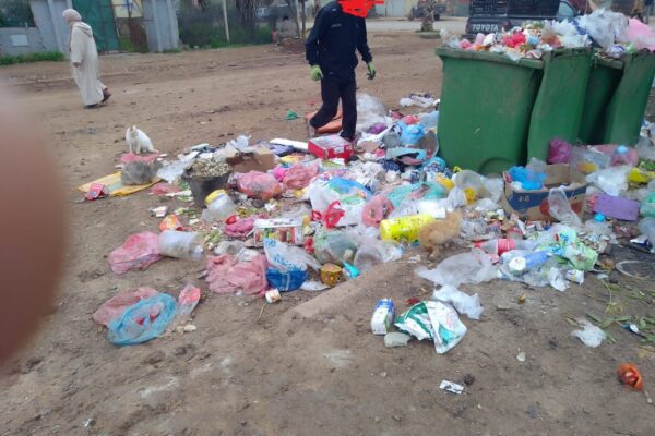 أحياء ودواوير جماعة المعازيز تغرق من جديد في الأزبال والساكنة تستنجد بعامل إقليم الخميسات